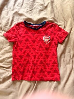 Arsenal FC Youth Graphic T-Shirt | Red Geometric Crest Tee | Size 4-5 Years